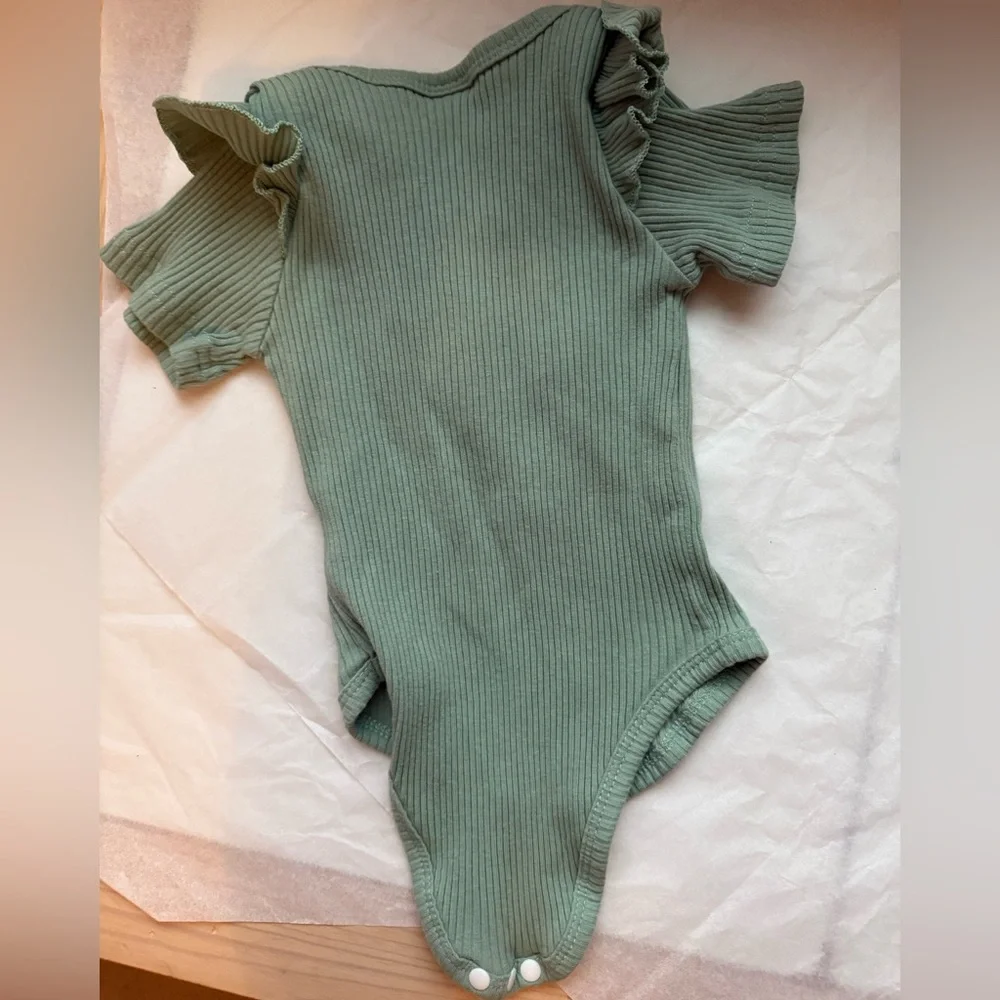 Wild One Baby Onesie and Floral Shorts Set in Sage Green size 12-18 m - Picture 6 of 6